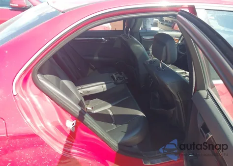 2010 Mercedes-Benz C 300 Luxury/Sport z USA, uszkodzony, nr VIN WDDGF5EB7AR109594